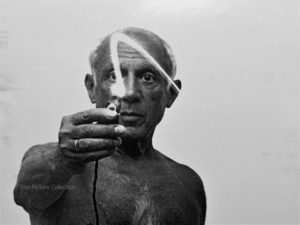 163 - Gjon Mili, Pablo Picasso using flashlight to begin making light drawing in the air - SNAPShot gallery Munich
