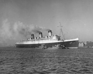 Andreas Feininger (The majestic ocean liner Queen Mary being pulled up the Hudson River by tug boats) US, New York 1949